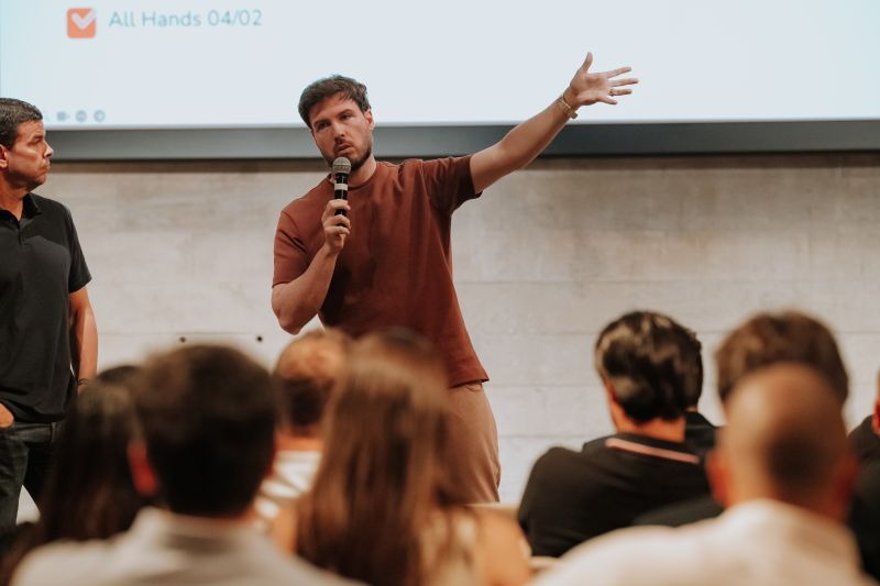 Thiago, dueño del Grupo Primo, con el micrófono durante una presentación.